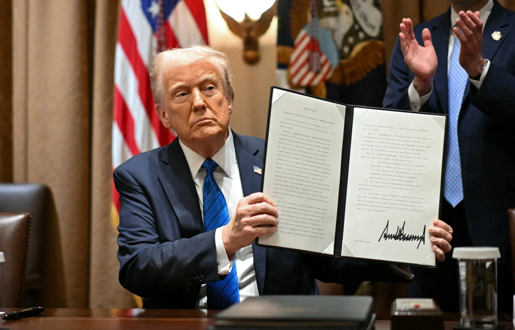 Trump firma orden para digitalización de pagos