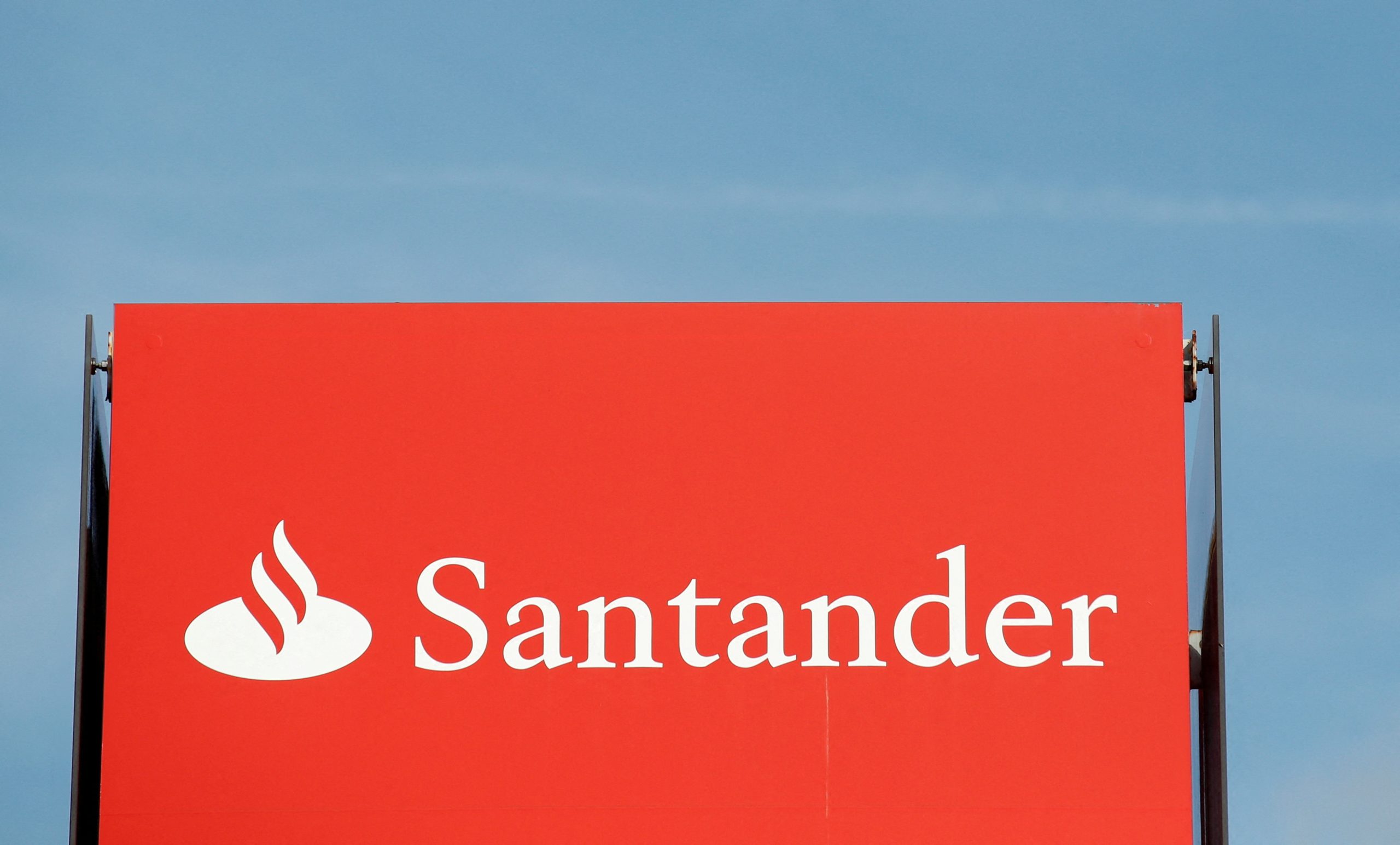 Santander triunfa en caso de fraude APP y establece precedente bancario