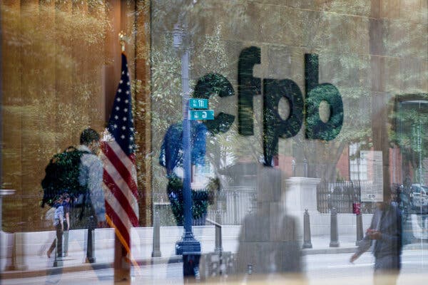 Juez de EE.UU. Anula Límite de Multas por Retraso de Tarjetas de Crédito del CFPB