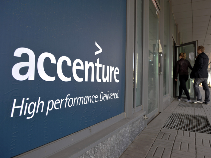 Accenture reduce 19,000 empleos en estrategia de recorte de costos