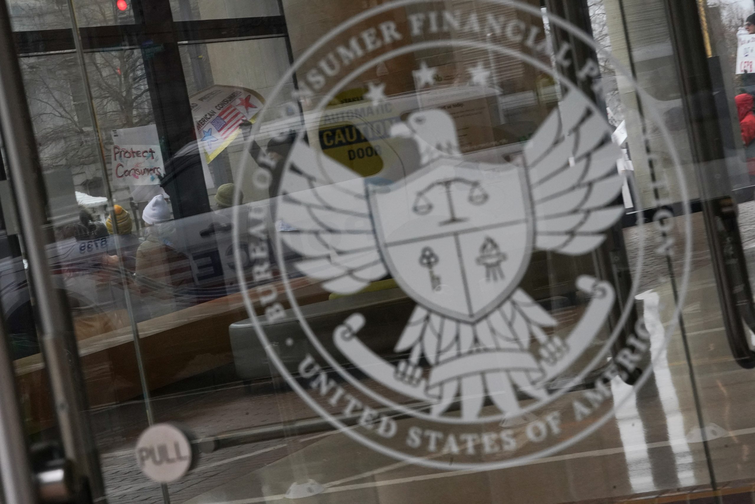 Juez Anula Límites a Tarifas de Retraso en Tarjetas de Crédito