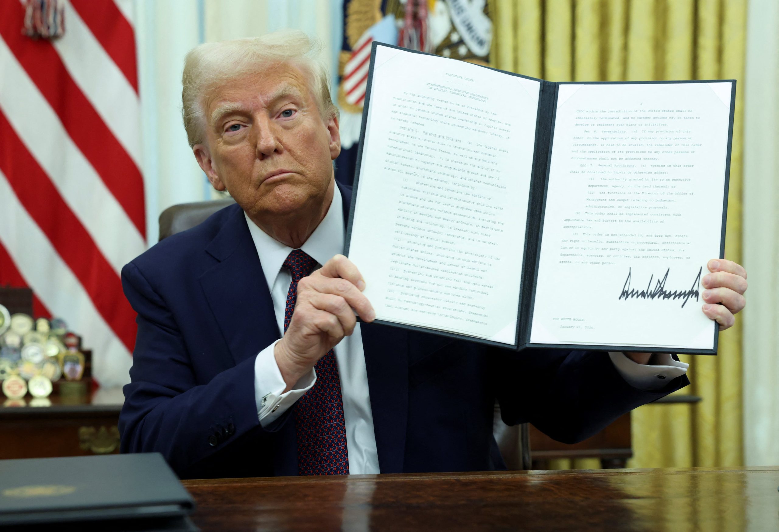 Trump firma histórica ley de regulación de criptomonedas